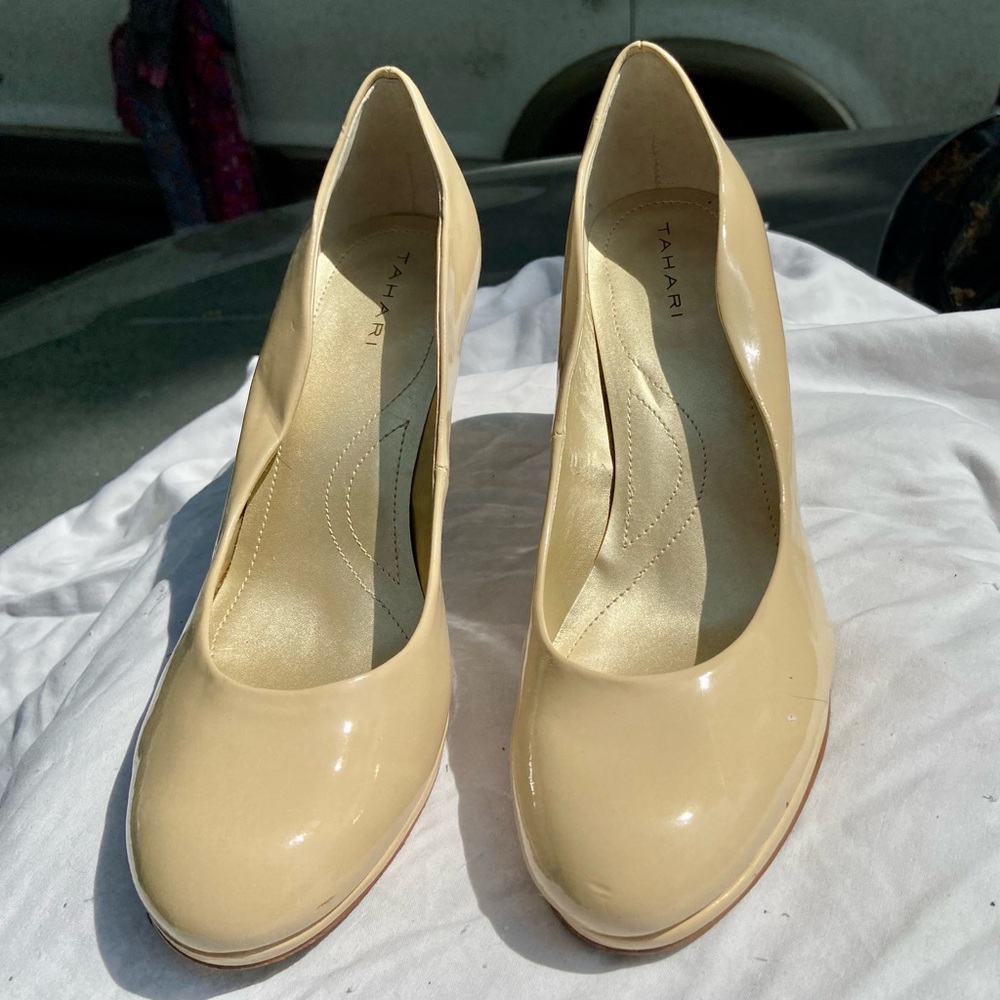 Tahari Nude Patent Leather Pumps Size 9.5 US
